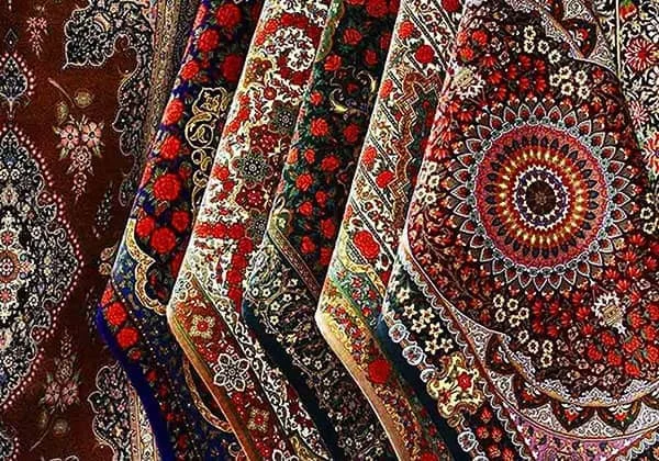 این عکس مجموعه ای از فرش ایرانی است.